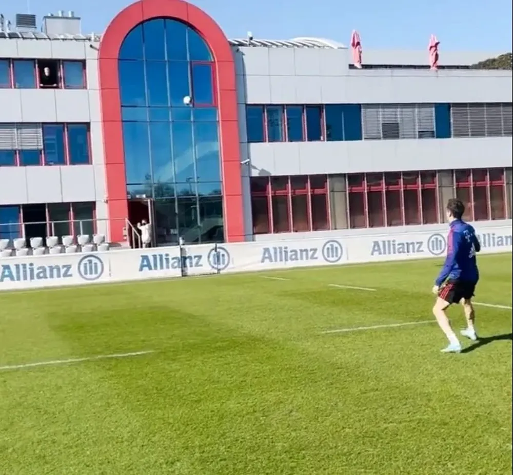 Lewandowski patea y Oliver Khan espera la pelota en las alturas del lugar de entrenamiento de Bayern Múnich