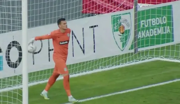 El gol en contra que fue un blooper en Lituania y el arquero que cometió el error, no lo puede creer