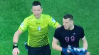 Alessandro Buongiorno sale de la cancha pero el árbitro no le mostró su quinta amarilla como él pretendía