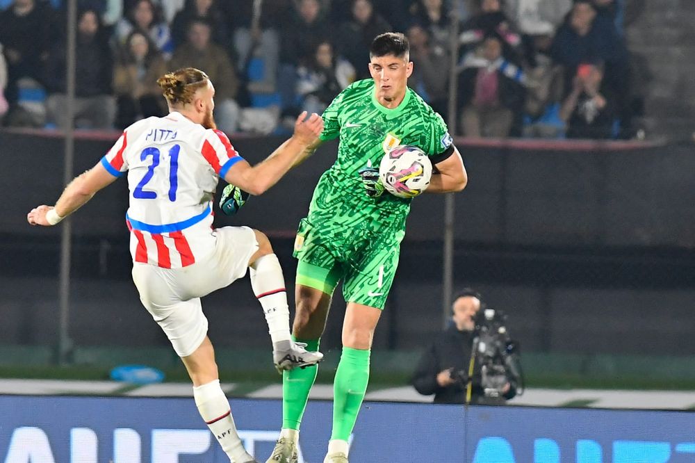 Sergio Rochet de la selección de Uruguay, salva su arco ante Isidro Pitta de Paraguay