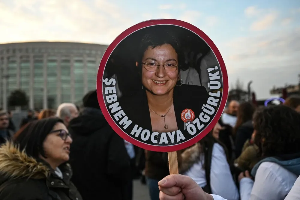 Un manifestante sostiene un cartel con la cara de Sebnem Korur Fincanci, la médica turca detenida, que reza Queremos libertad para Sebnem