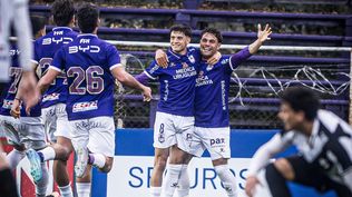 Los jugadores de Defensor Sporting celebran ante Danubio por el Torneo Clausura