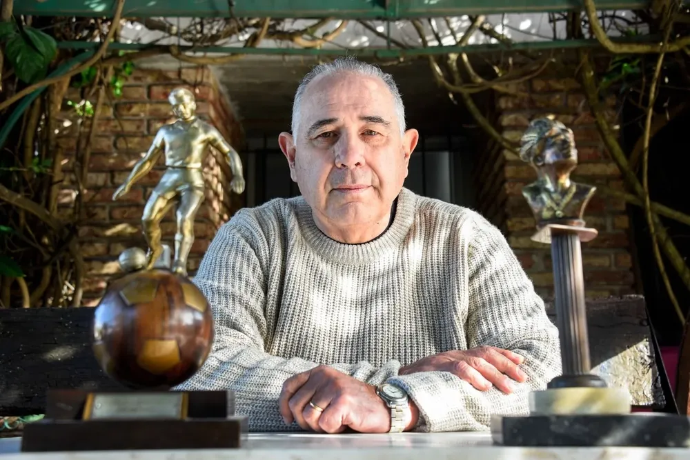 Hebert Revetria con el trofeo de campeón mineiro de 1977 y con el del máximo goleador del Sudamericano juvenil de 1974