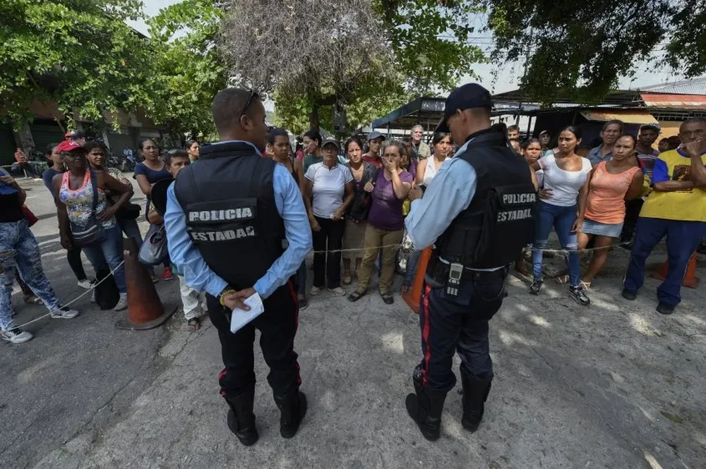 Familiares de los presos de la cárcel de la ciudad de Valencia