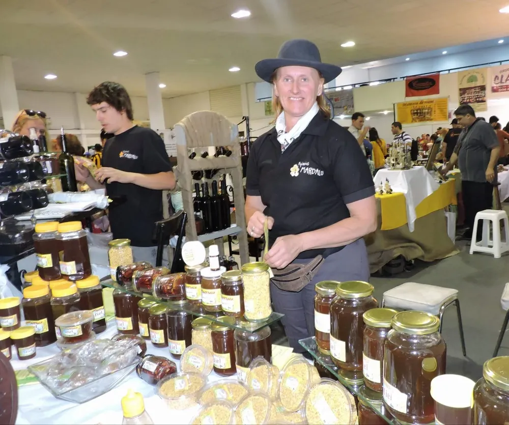 Karina y uno de sus hijos, Danilo, en la Semana Criolla del Prado.