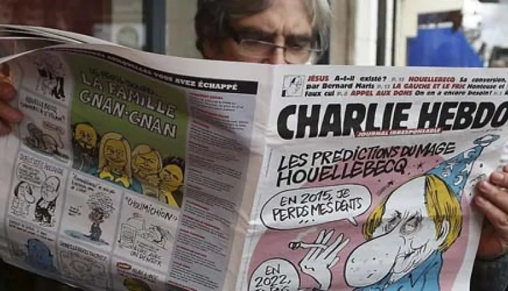 Un hombre lee la última edición de Charlie Hebdo