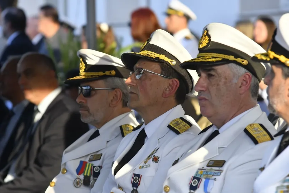 Musso (izquierda) en un acto de la Escuela Naval junto a otros oficiales