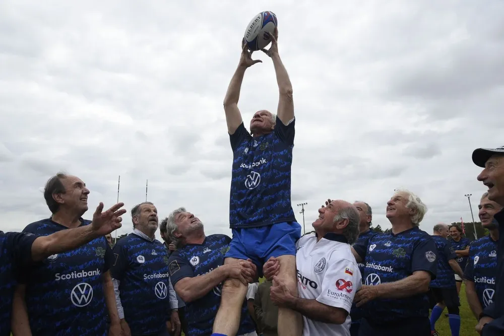 Sobrevivientes de los Andes en el homenaje en Old Christians cuando se cumplieron 50 años del accidente en 2022