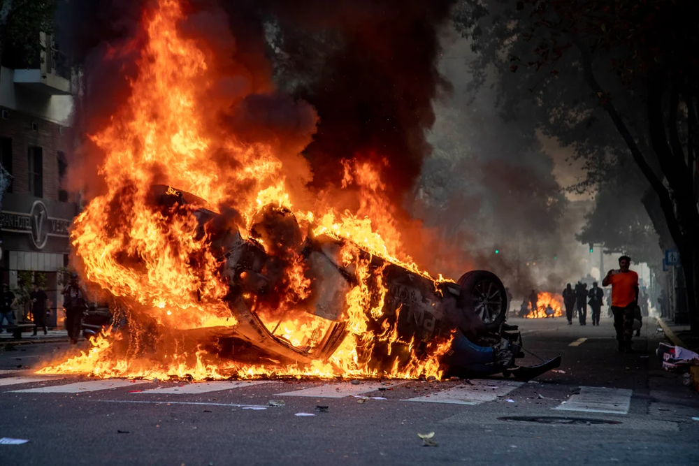 El Gobierno vincula la violencia de la marcha a diversos grupos organizados, incluidos barras y dirigentes políticos.