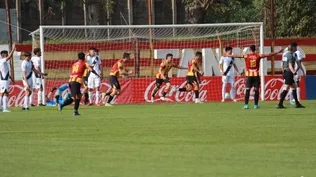 Gol de Progreso contra Danubio; el partido se jugó en el Paladino