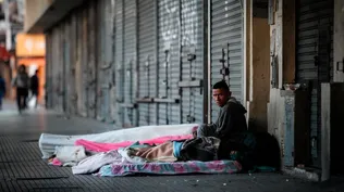 Un hombre en situación de calle permanece frente a la estación de tren Once, en Buenos Aires