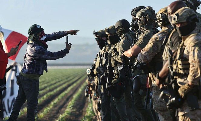 Los trabajadores rurales responden al operativo de los agentes migratorios en una zona agrícola del sur de California.