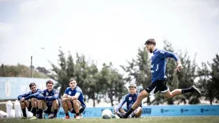 Rodrigo Bentancur y los tiros libres, ante la mirada de Valverde, Pellistri, Ugarte y Araújo
