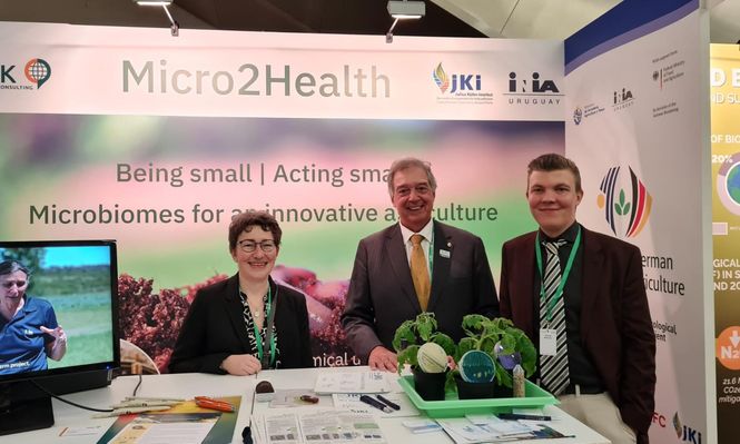 Uruguay fue representado en el foro global, en diversas instancias, por el ministro Fernando Mattos (en la foto, junto a representantes de JKI e IAK).