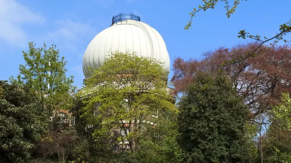 El Domo de Cebolla, construido para albergar el enorme Gran Telescopio Ecuatorial, inicialmente estaba recubierto con papel maché. Fue dañado por bombas en dos ocasiones durante la Segunda Guerra Mundial.