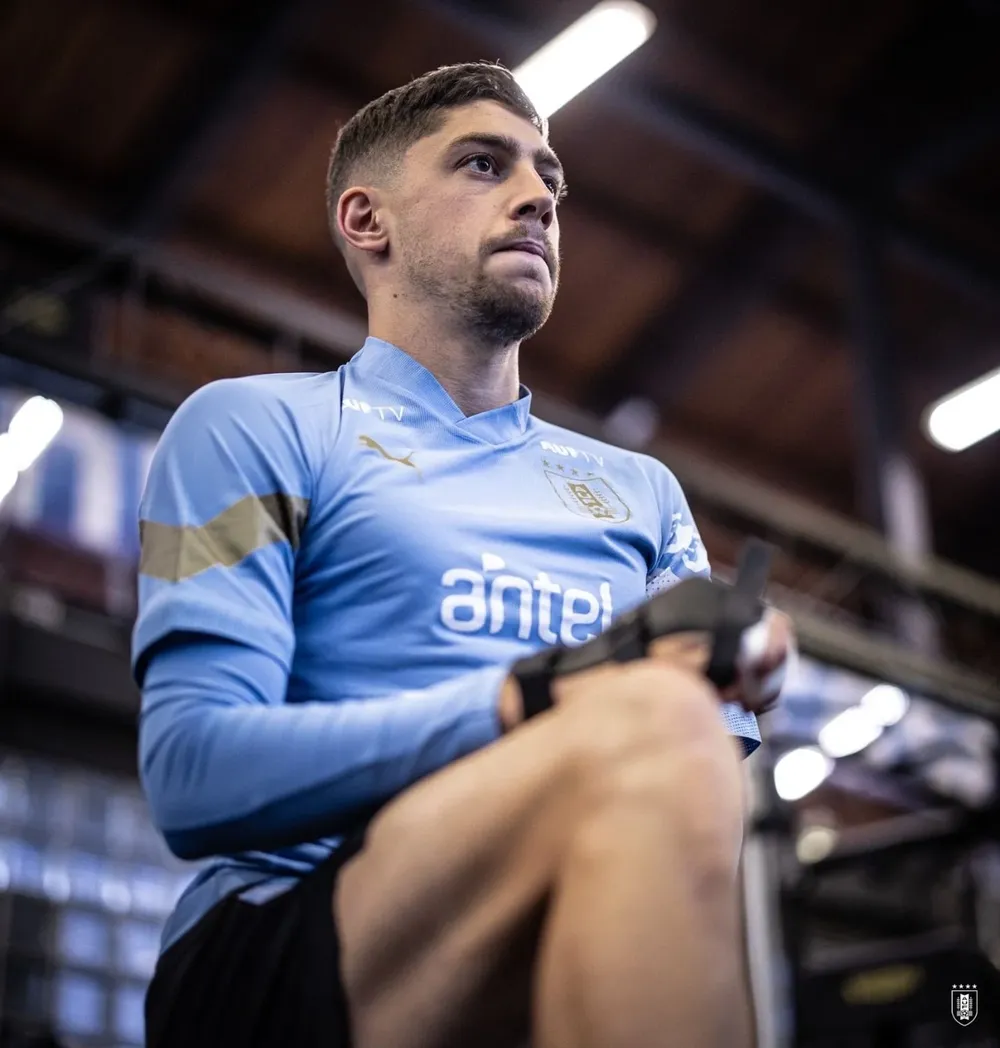 Federico Valverde y la protección en su mano derecha fracturada; así entrenó este domingo en el Complejo Uruguay Celeste