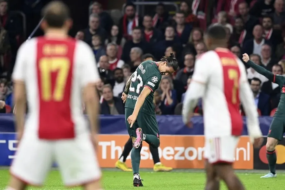 Darwin Núñez se mira los zapatos