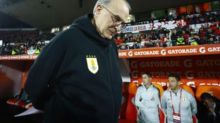 El entrenador de Uruguay, Marcelo Bielsa, reacciona en un partido por las eliminatorias a la Copa Mundial 2026 entre Chile y Uruguay en el estadio Julio Martínez Prádanos, en Santiago&nbsp;