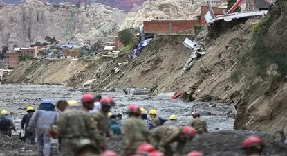 Las constantes lluvias provocaron incrementos de caudales en los ríos y ello ha provocado derrumbes de caminos y el derrumbe de algunas viviendas.