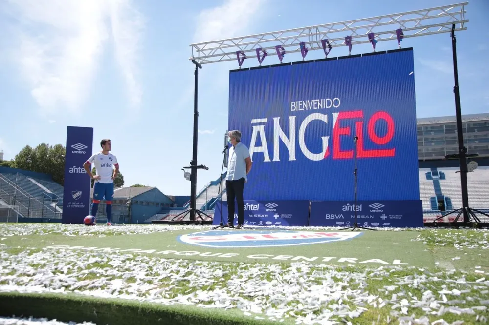 20210219 Angelo Gabrielli fue presentado este mediodía en el Gran Parque Central. Primero firmó contrato en la sede, luego recorrió el Parque y el presidente le dio la bienvenida