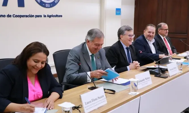 En la mesa principal: Secretaria de Agricultura y Ganadería de Honduras, Laura Suazo; Ministro de Ganadería, Agricultura y Pesca de Uruguay y presidente del Consejo Agropecuario del Sur (CAS), Fernando Mattos; Director General del IICA, Manuel Otero; Ministro de Agricultura y Ganadería de El Salvador, Óscar Enrique Guardado Calderón y presidente Pro Tempore del Consejo Agropecuario Centroamericano (CAC) y Lloyd Day Subdirector del IICA.