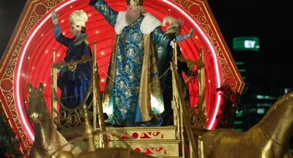 El rey Melchor saluda a los niños desde su carroza durante Cabalgata de los Reyes Magos, en el centro de Madrid.
