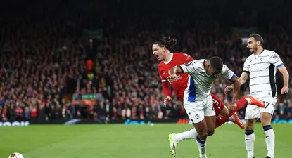 Isak Hien marcando a Darwin Núñez