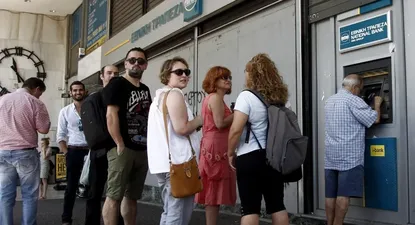 Este lunes continuaron las filas en los cajeros automáticos en Grecia