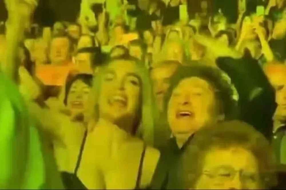 Fátima Florez y Javier Milei este sábado en el teatro