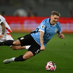 Sergio Peña de Perú ante Guillermo Varela de Uruguay