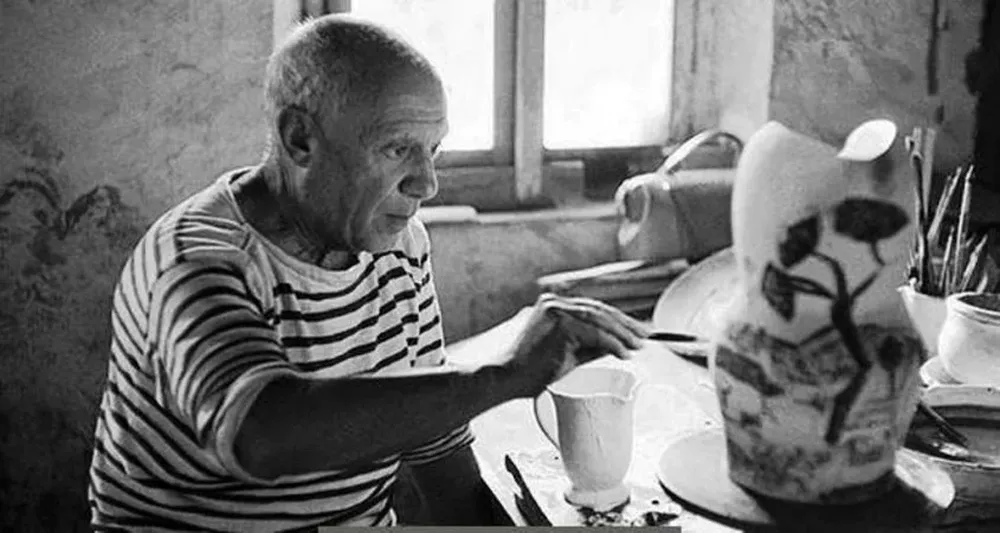 El malagueño Pablo Picasso pintando una de sus obras