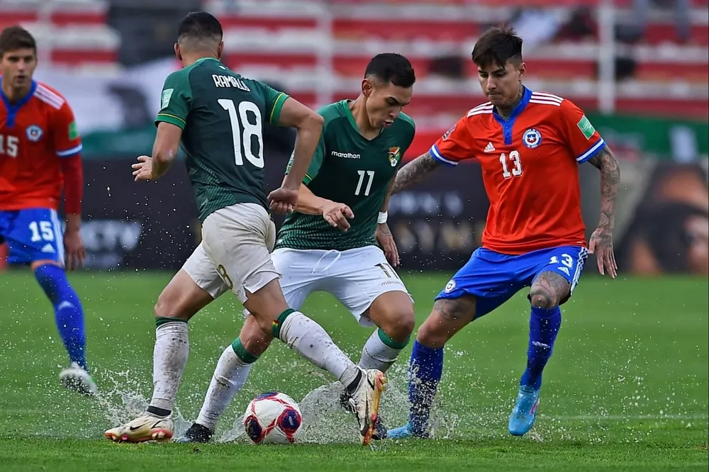 Erick Pulgar marca a Bruno Miranda