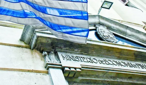Déficit fiscal toca su menor nivel anual por caída de la inversión