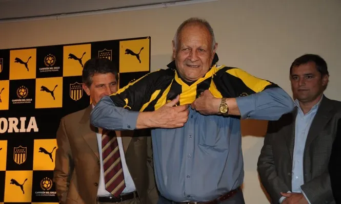 En la presentación de Diego Aguirre como DT de Peñarol (2010)