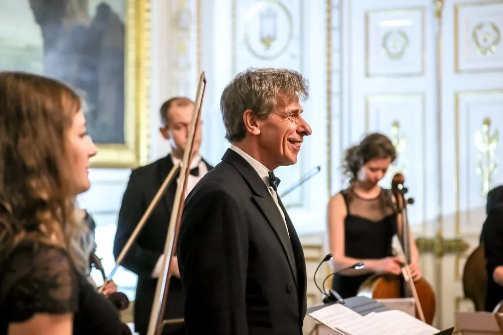 Jan Latham-Koenig es un director de orquesta que dirigió sinfónicas y óperas en toda Europa y fue condecorado con la Orden del Imperio Británico.