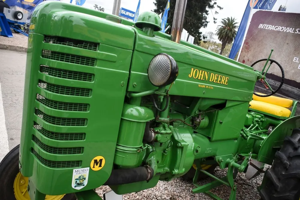 Los tractores, restaurados, lucen como de fábrica y pueden funcionar.