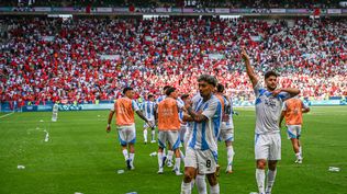 Los hinchas agreden a los jugadores de la selección de Argentina tras el gol que luego el VAR les anularía en los Juegos Olímpicos París 2024    