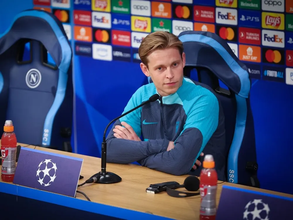 De Jong en rueda de prensa.