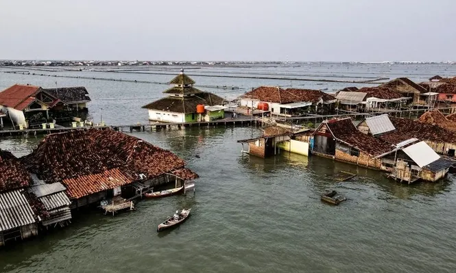 Zona de extensos arrozales y manglares, Timbulsloko se transformó en una red precaria de senderos que conectan a sus habitantes por sobre las aguas del Índico