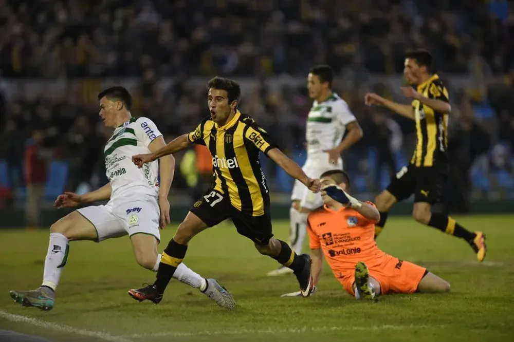 Diego Rossi anota un gol clave ante Plaza Colonia