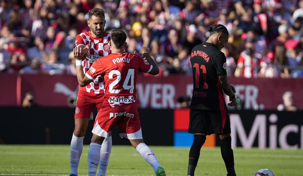 &nbsp;Cristhian Stuani del Girona celebra su gol con Portu (d) este domingo, durante el partido de la 5a jornada de LaLiga EA Sports, entre el Girona FC y el FC Barcelona, en el estadio Montilivi de Girona.
