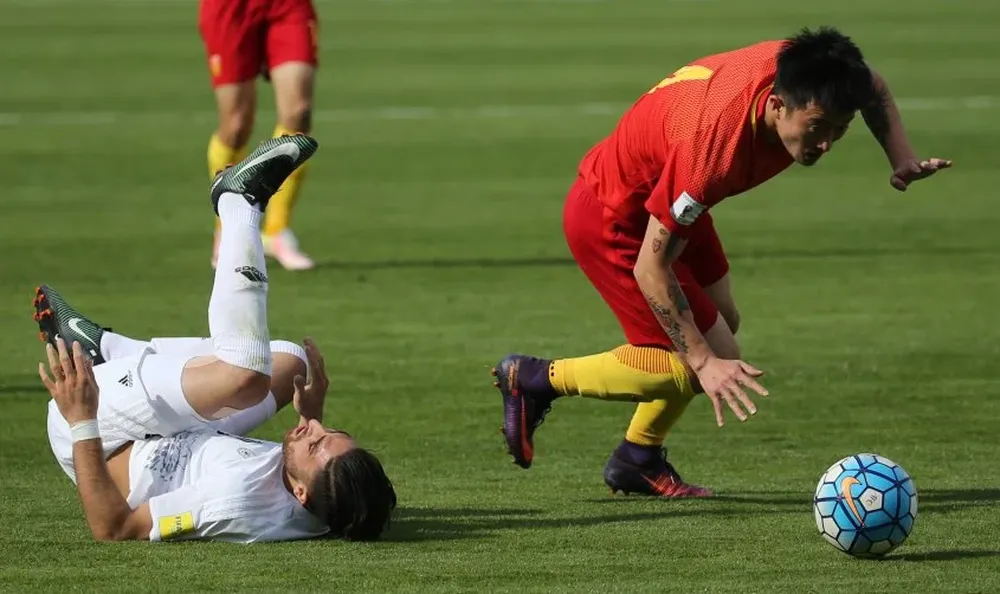 Jiang Zhipeng (D) en el partido ante Irán