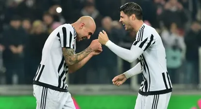 Simone Zaza y Álvaro Morata celebran el gol de la victoria de Juventus ante Napoli