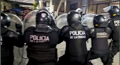 desalojaron a militantes que acampaban frente al departamento de cristina kirchner