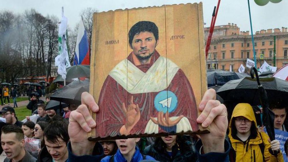 En algunas partes de Rusia y Ucrania es considerado un "mesías tecnológico".