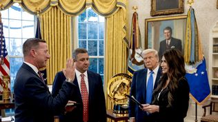 Sean Curran asumió su cargo en una ceremonia en la Casa Blanca junto a Trump y Noem