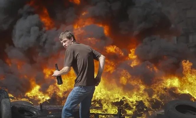 Ucrania. Un activista del Maidán sujeta un cóctel molotov durante una protesta contra las autoridades ucranianas