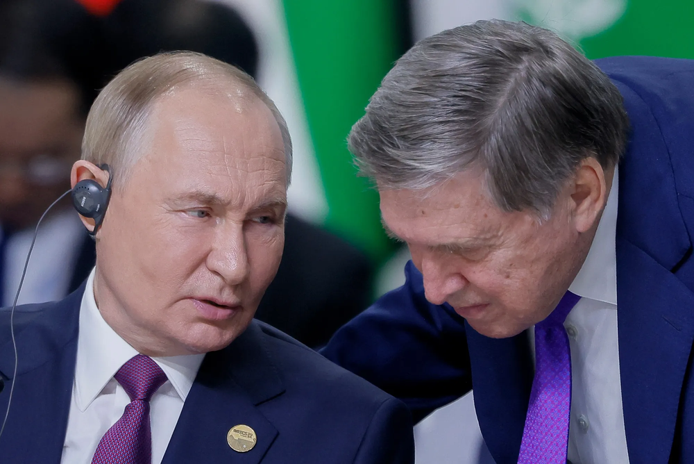 El presidente ruso Vladimir Putin y su asesor Yuri Ushakov.