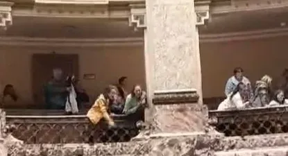 hijos de puta y ya se van: asi se fueron los extrabajadores de casa de galicia del parlamento