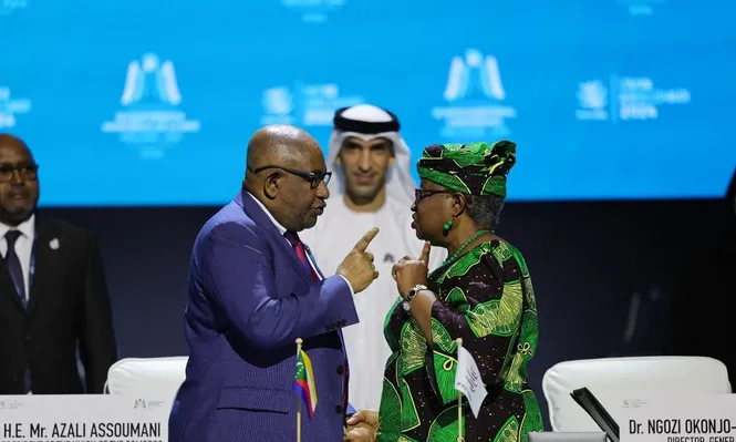 La Directora General de la OMC, Ngozi Okonjo-Iweala, y el Viceprimer Ministro de Timor-Leste, Francisco Kalbuadi Lay, que ingresó a la organización, durante la 13ª Conferencia Ministerial.